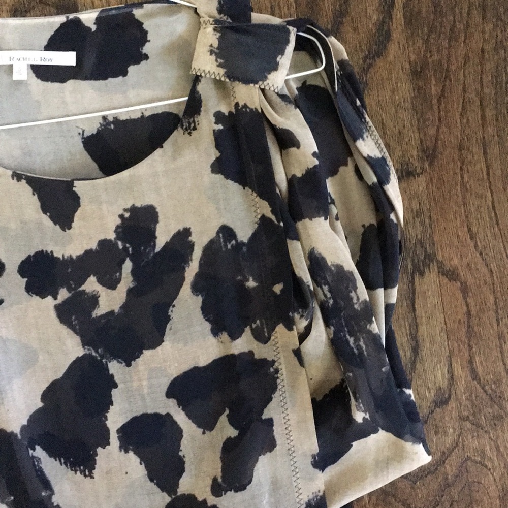 Flowy Top- - Picture 3 of 6